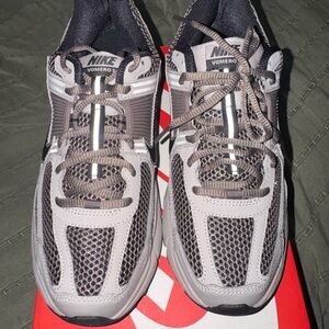 ‼️BRAND NEW, ORIGINAL BOX‼️

Nike Kids Vomero Black and Gray Sneakers
